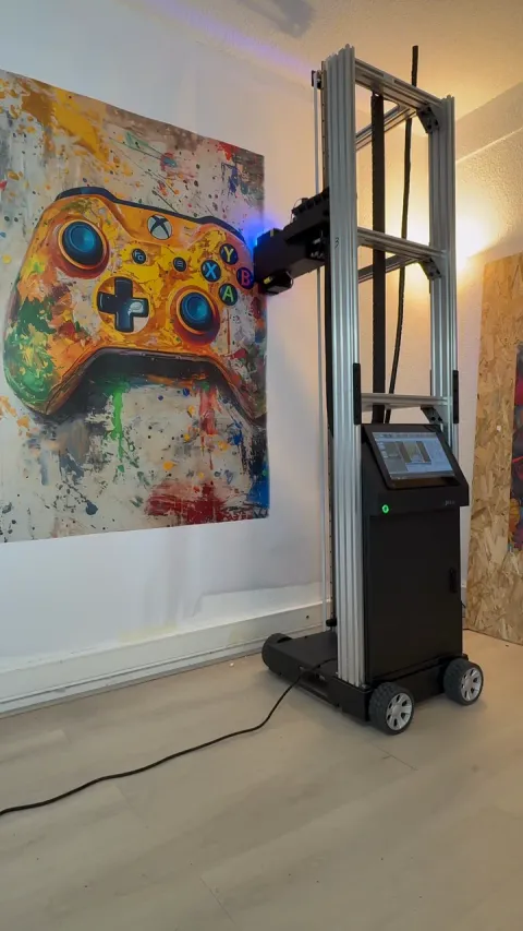 Machine WallPrint Signature réalisant un test d’impression d’une manette de jeu à Hadera