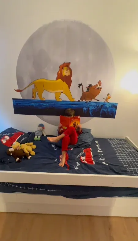 Impression murale Le Roi Lion avec Simba et Pumbaa au-dessus d’un lit d’enfant à Tel Aviv
