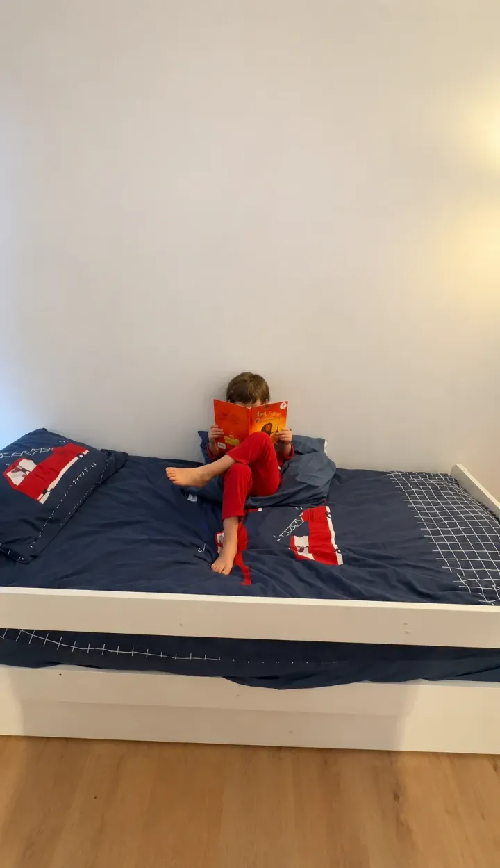 Mur blanc au-dessus du lit d’un enfant à Tel Aviv avant l’impression murale