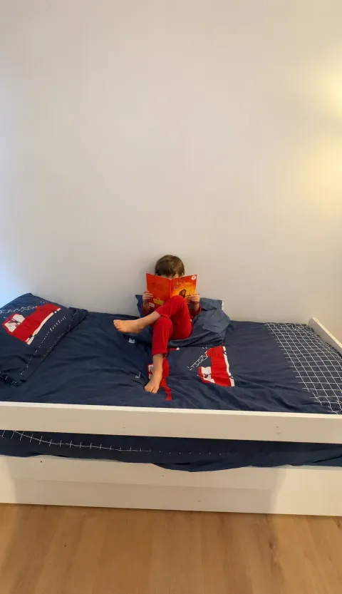 Mur blanc au-dessus du lit d’un enfant à Tel Aviv avant l’impression murale