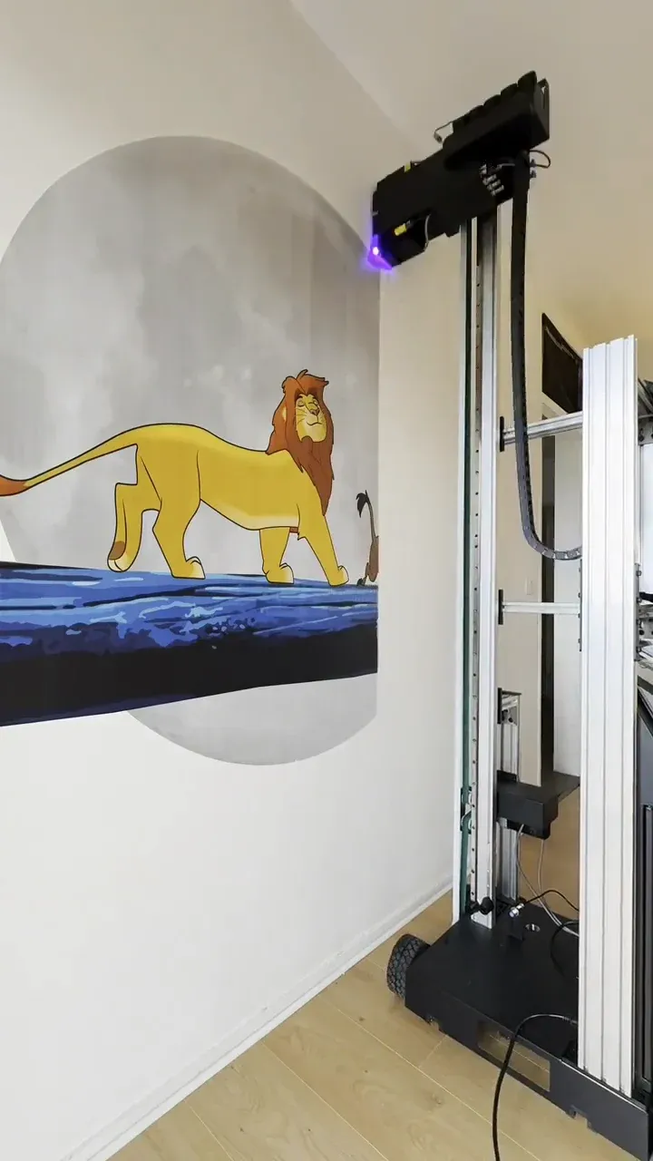 Machine WallPrint Signature imprimant Simba sur la lune, directement sur le mur d’une chambre d’enfant à Tel Aviv