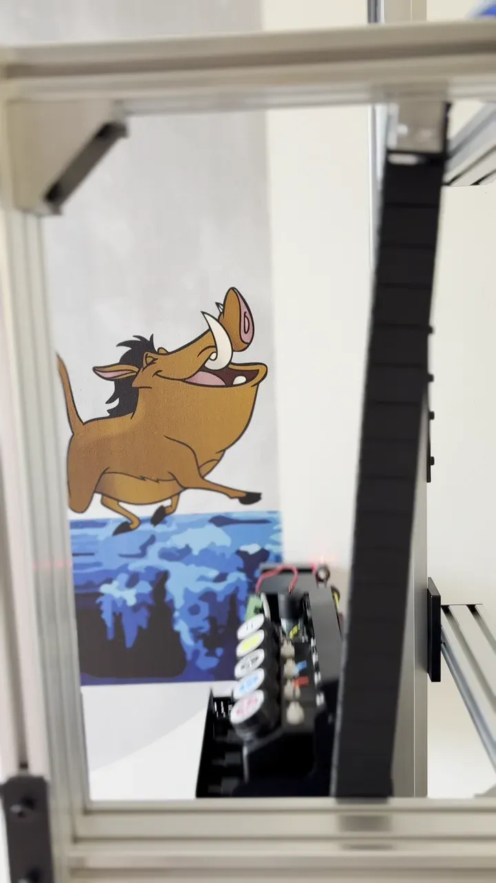 Pumbaa en cours d’impression, vu à travers le châssis de la machine WallPrint Signature, à Tel Aviv