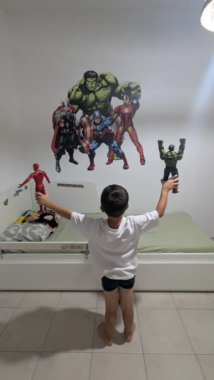 Impression murale de Hulk, Thor, Captain America et Iron Man dans une chambre d’enfant à Hadera