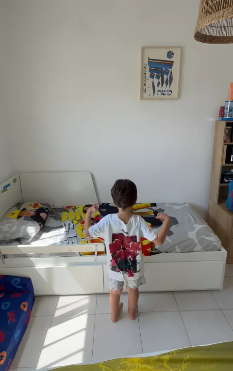 Mur blanc dans une chambre de deux enfants à Hadera avant impression murale