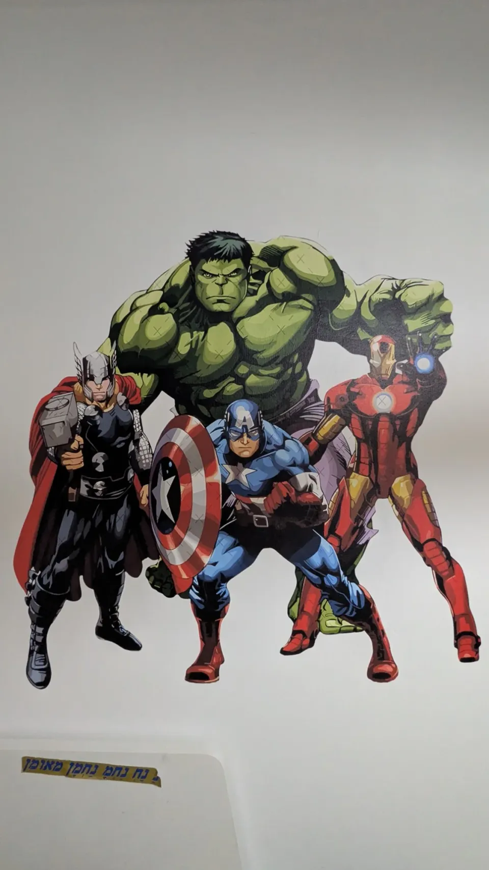 Fresque murale avec Hulk, Captain America, Thor et Iron Man imprimée sur un mur blanc